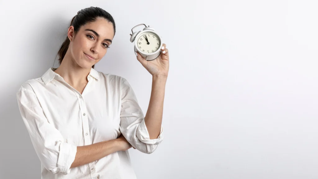 mujer-posando-reloj-mano-espacio