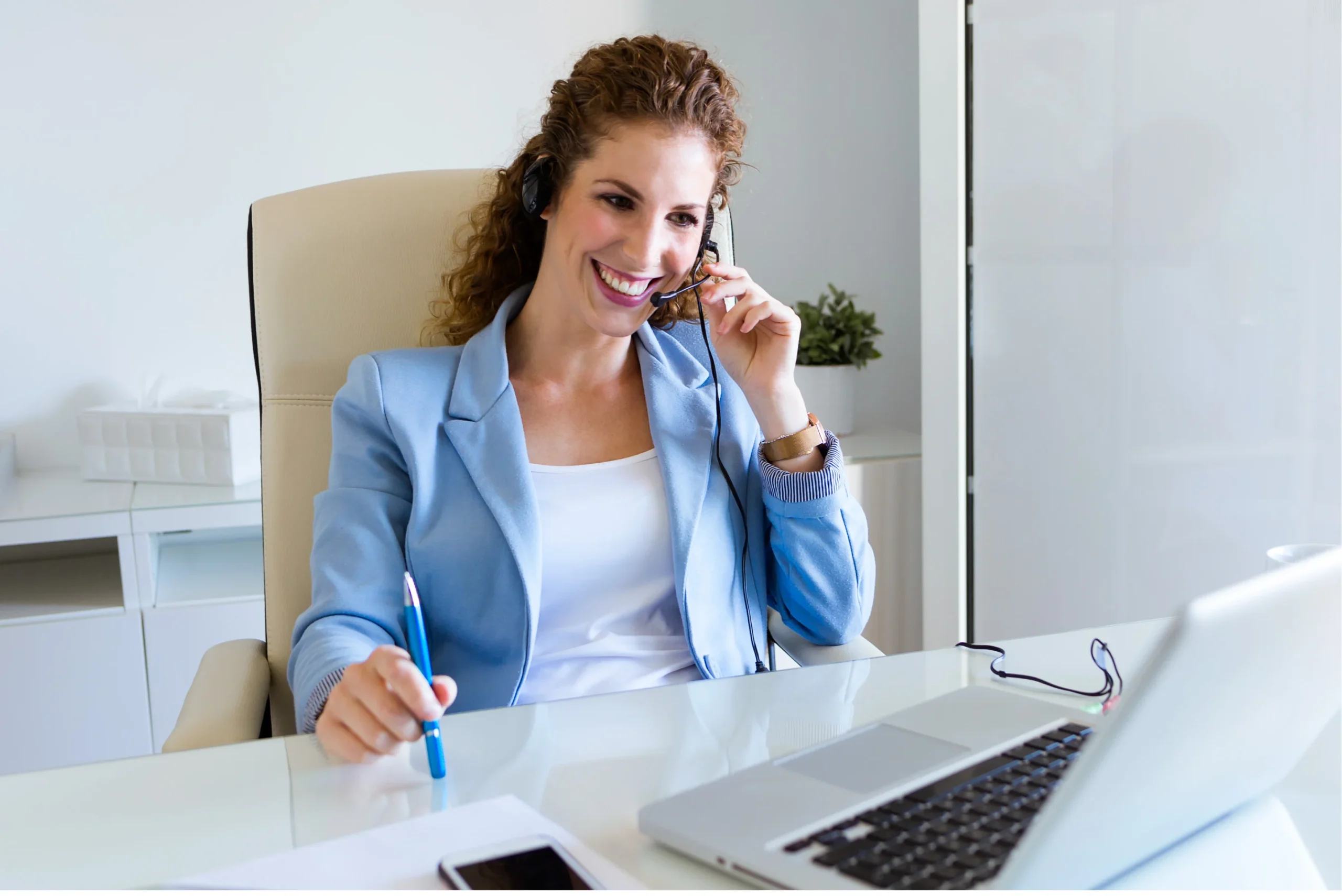 3 Reasons to Hire a Virtual Receptionist vs. an In-House Receptionist